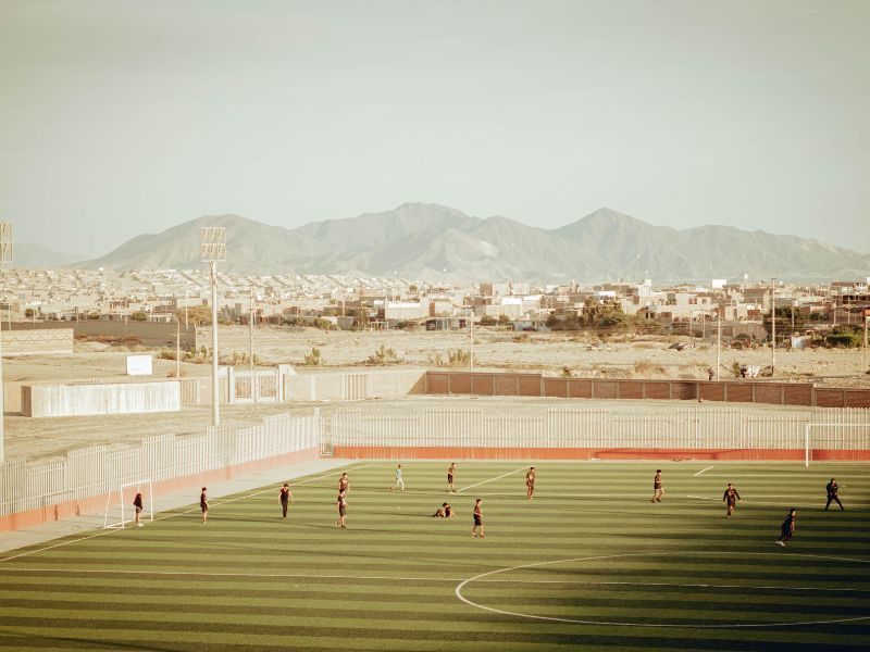 Niños en escuela deportiva comunitaria